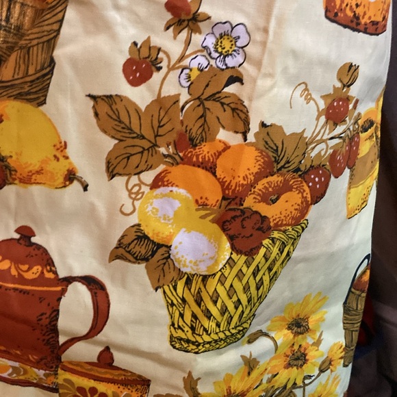 2 vintage drape panels. Yellow kitchen fruit and vases. 70’s. Unused. 410 - Picture 6 of 6